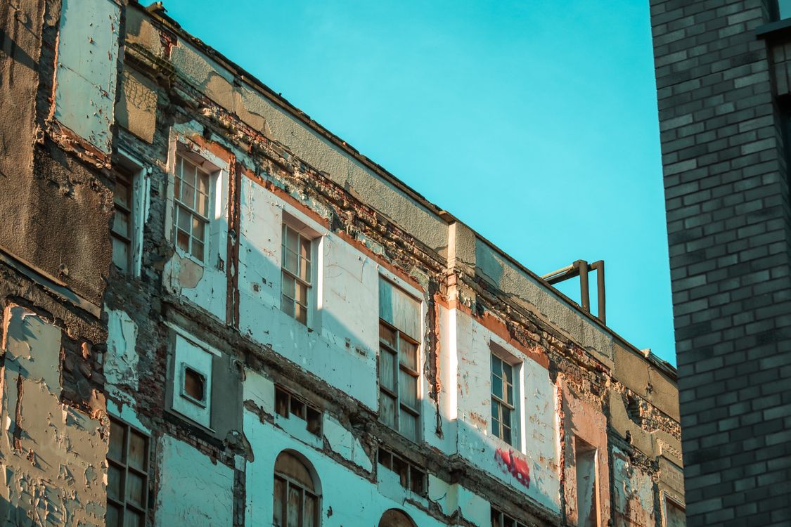 Decayed Building in Town 路 Free Stock Photo