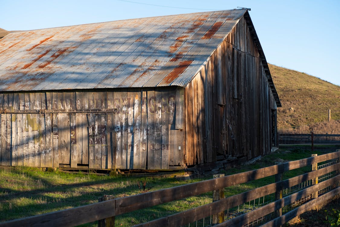 Barn with Rusty Metal Rooftop · Free Stock Photo