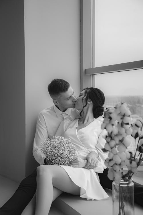 Fotos de stock gratuitas de amoroso, besando, blanco y negro