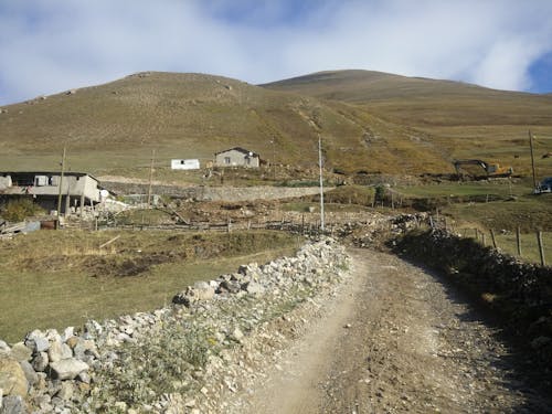 Photos gratuites de cailloux, chemin de terre, colline