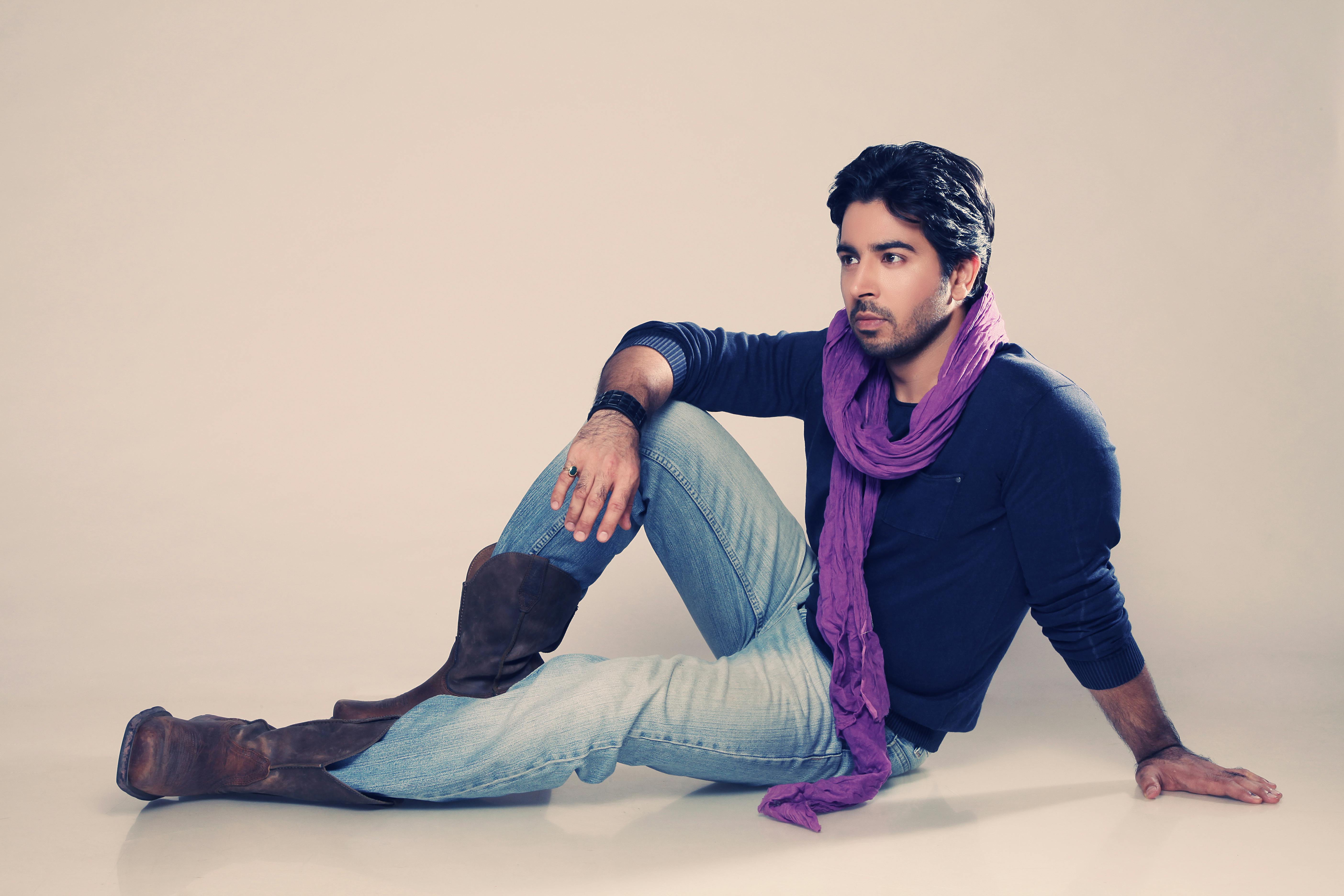 座ってポーズをとってブーツでハンサムな男の無料の写真素材