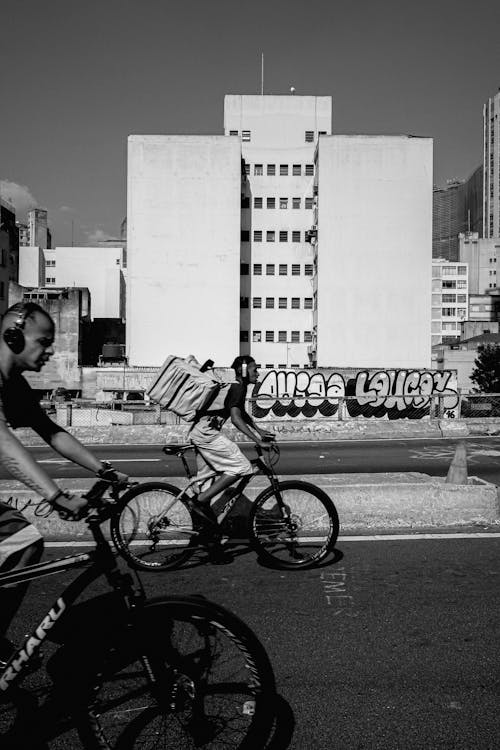 Foto profissional grátis de andar a cavalo, bicicletas, escala de cinza