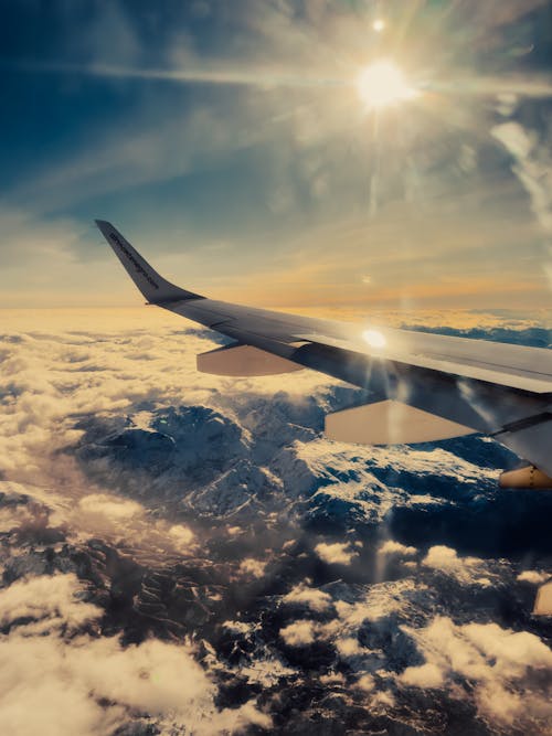 Kostenloses Stock Foto zu blauer himmel, fliegen, flugreisen