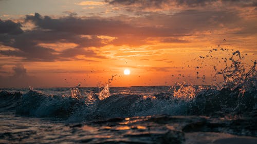 Бесплатное стоковое фото с багровое небо, вечер, вода