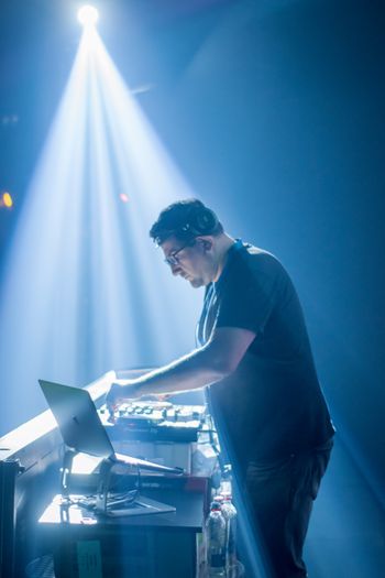 Luci di scena su un DJ durante l'evento