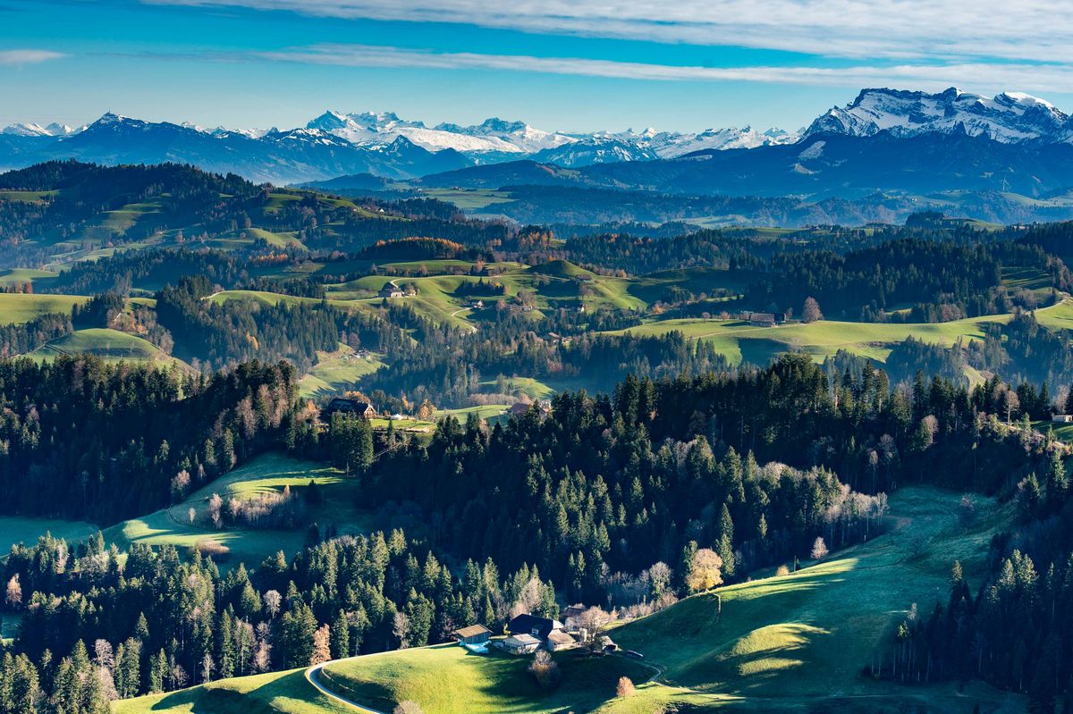 Vedere aeriana peste Langnau im Emmental, cu Alpii in fundal