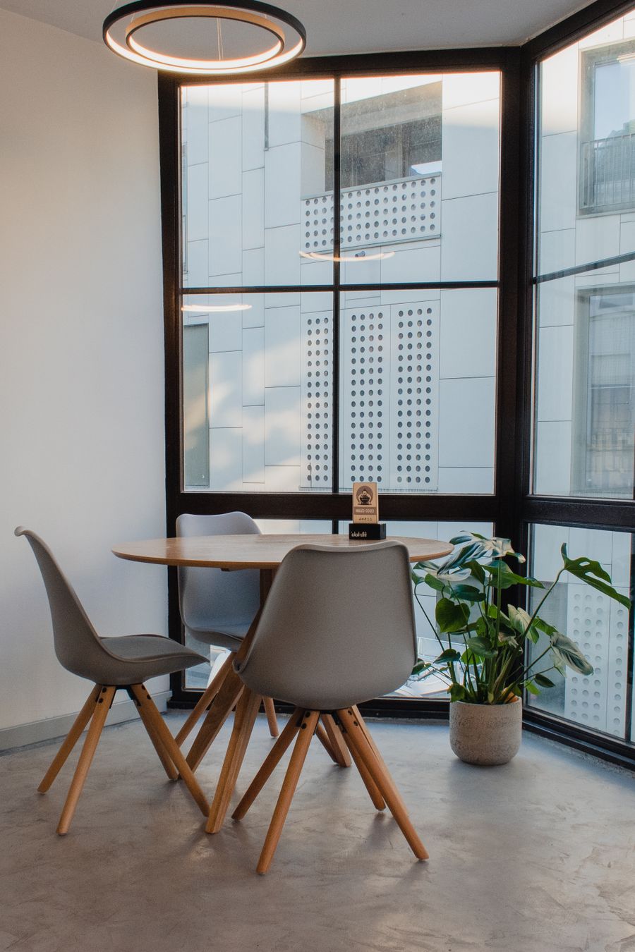 Toplantı masası bulunan aydınlık büro odası