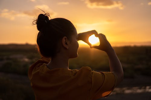 Wanita Melakukan Tanda Hati Tangan