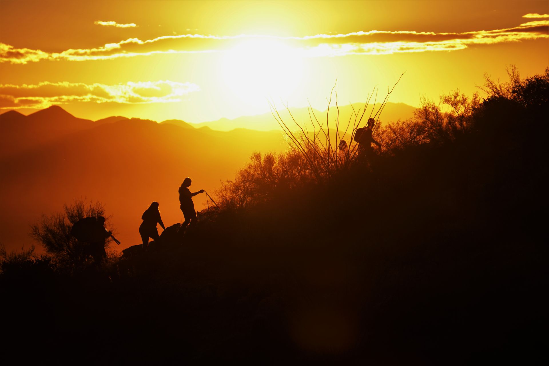 Siluetas de soldados en un desierto al atardecer