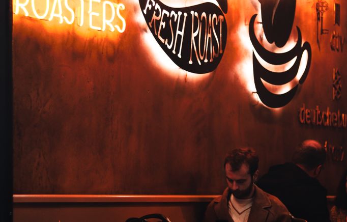 Online dating: starting a conversation on a niche platform