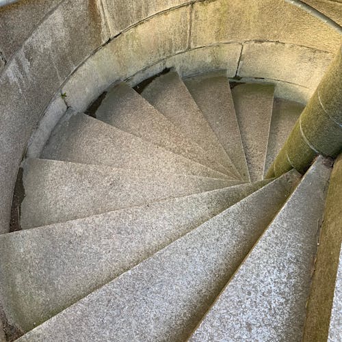 Free Photos gratuites de escalier du château, escalier en colimaçon, escalier en granit Stock Photo