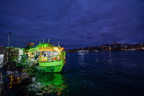 Kostenloses Stock Foto zu ausflugsboot, beleuchtet, istanbul