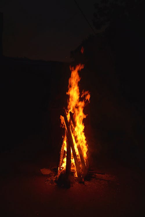 垂直拍摄, 晚上, 柴火 的 免费素材图片