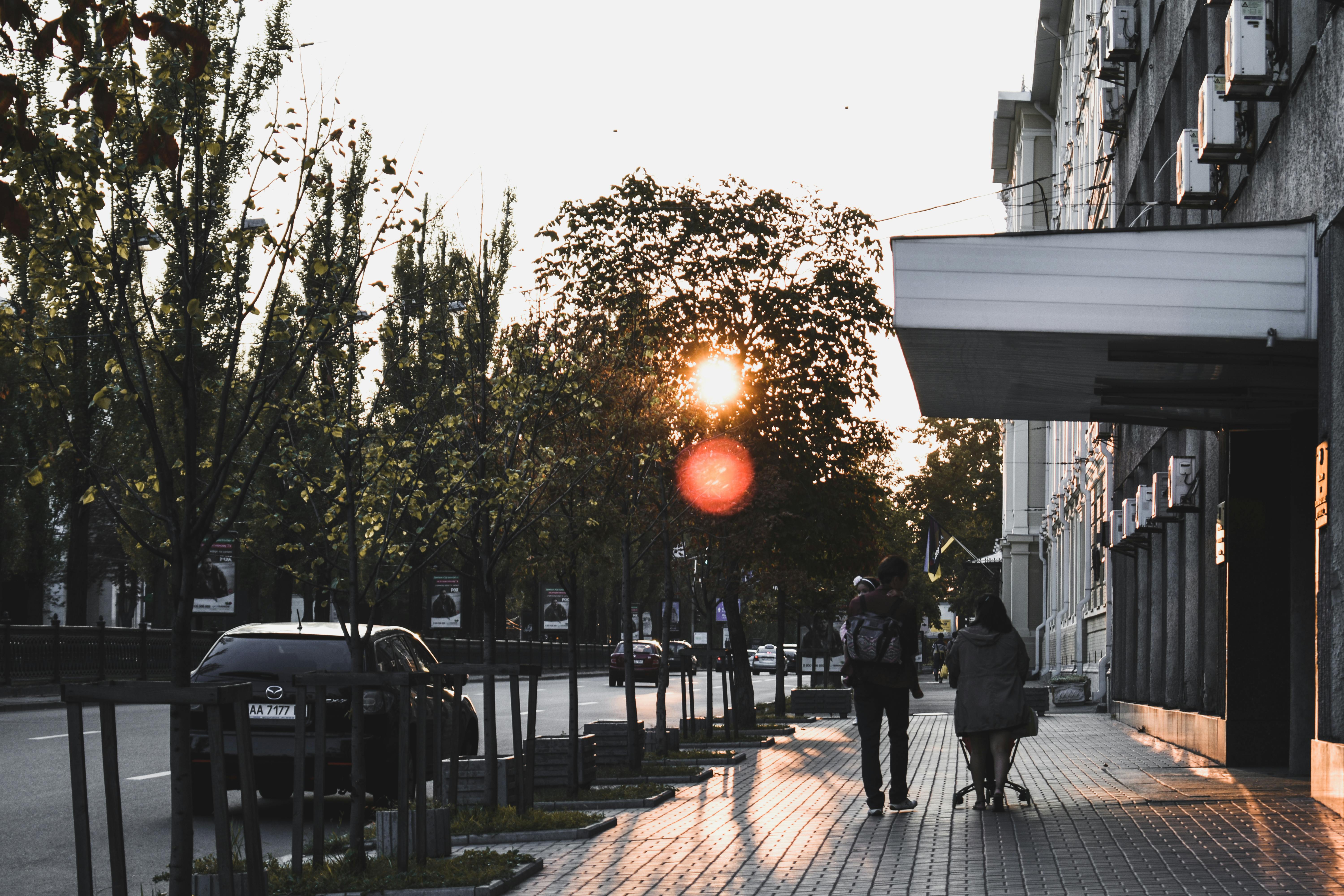 基辅傍晚的街景宁静宜人，行人漫步，日落美丽