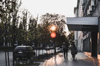 基辅傍晚的街景宁静宜人，行人漫步，日落美丽