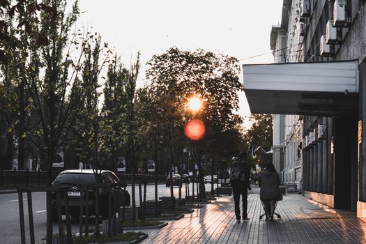 基辅傍晚的街景宁静宜人，行人漫步，日落美丽