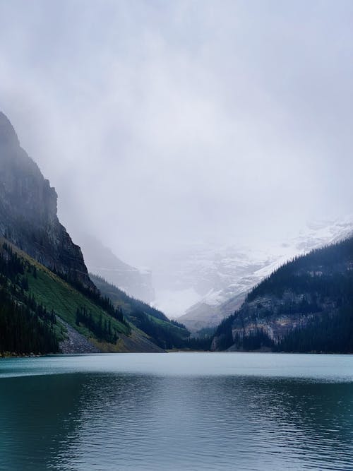 Immagine gratuita di cielo coperto, lago, montagne