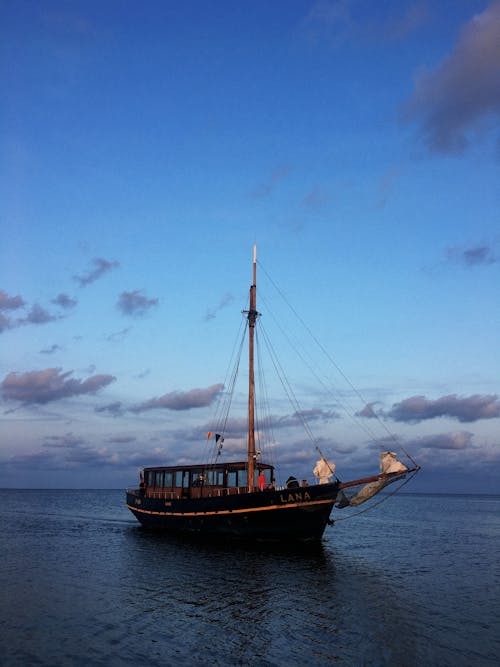 Darmowe zdjęcie z galerii z fioletowy, lato, łódź