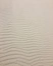 立陶宛奈达海滩上，沙滩的纹理状涟漪营造出宁静的夏日背景