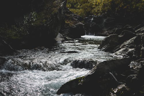 akan su, akarsu, dağlar içeren Ücretsiz stok fotoğraf