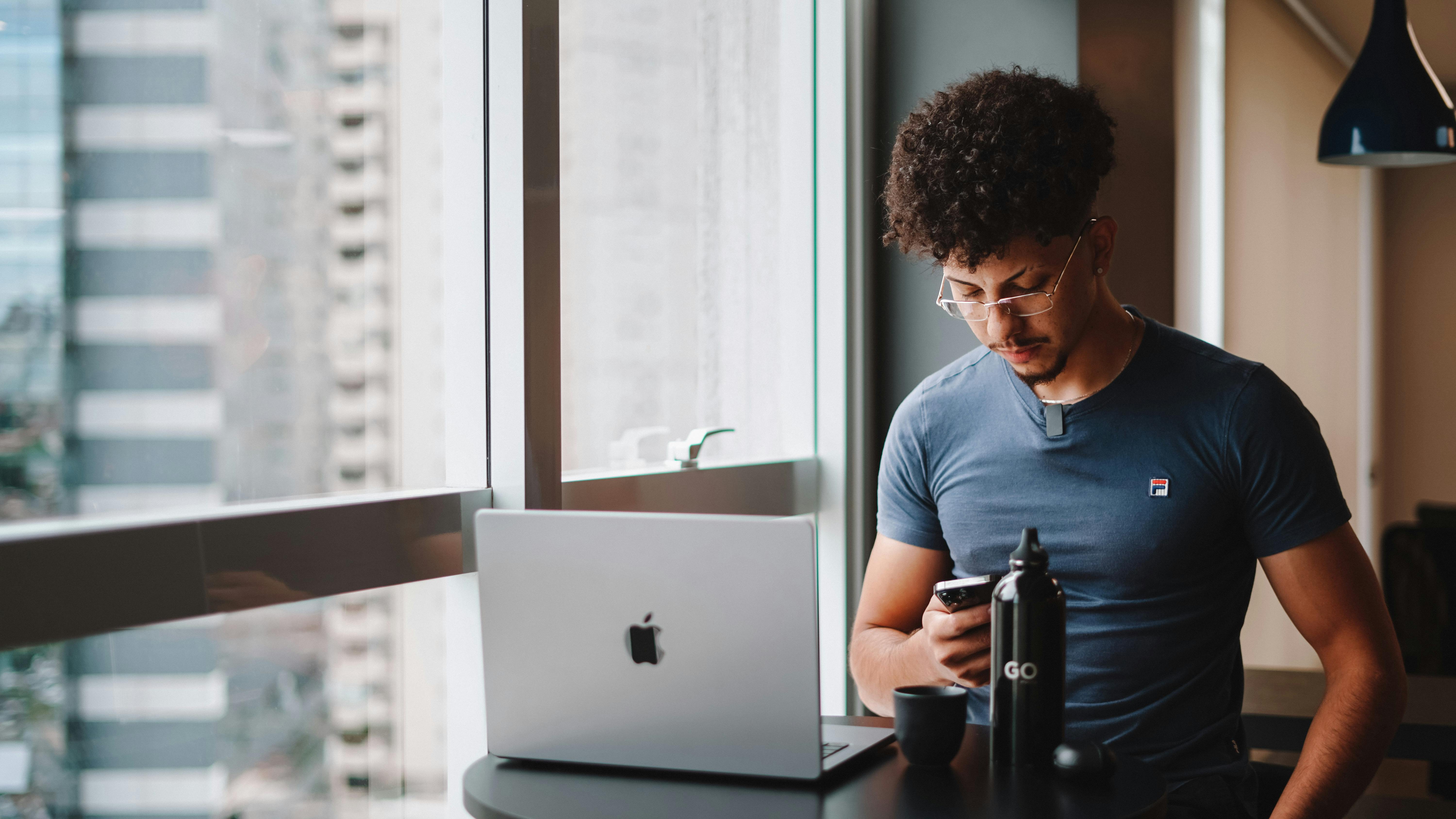 Looking To Start a Side Hustle in 2026? Here’s Your Reading List — Photo by Geancarlo Peruzzolo on Pexels