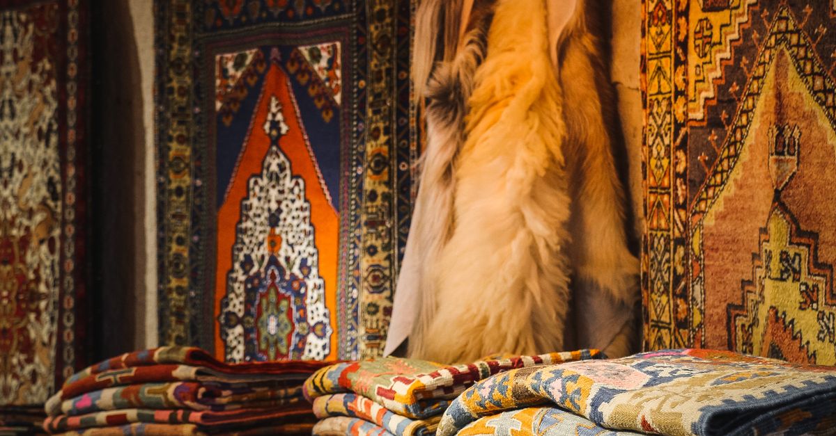 Different Rug Designs A rug shop with many different types of rugs · Free Stock Photo