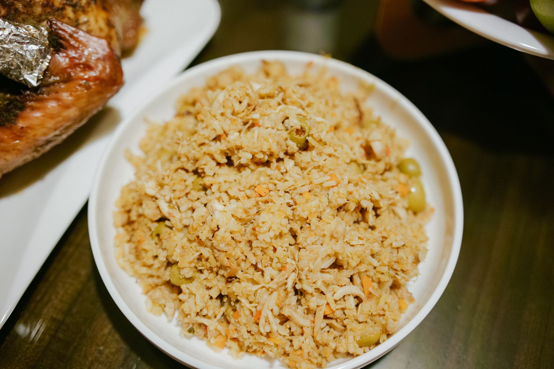 Riz Jollof épicé avec poulet grillé