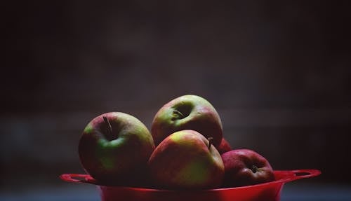 무료 빨간색 플라스틱 그릇에 녹색과 빨간색 사과 과일 스톡 사진