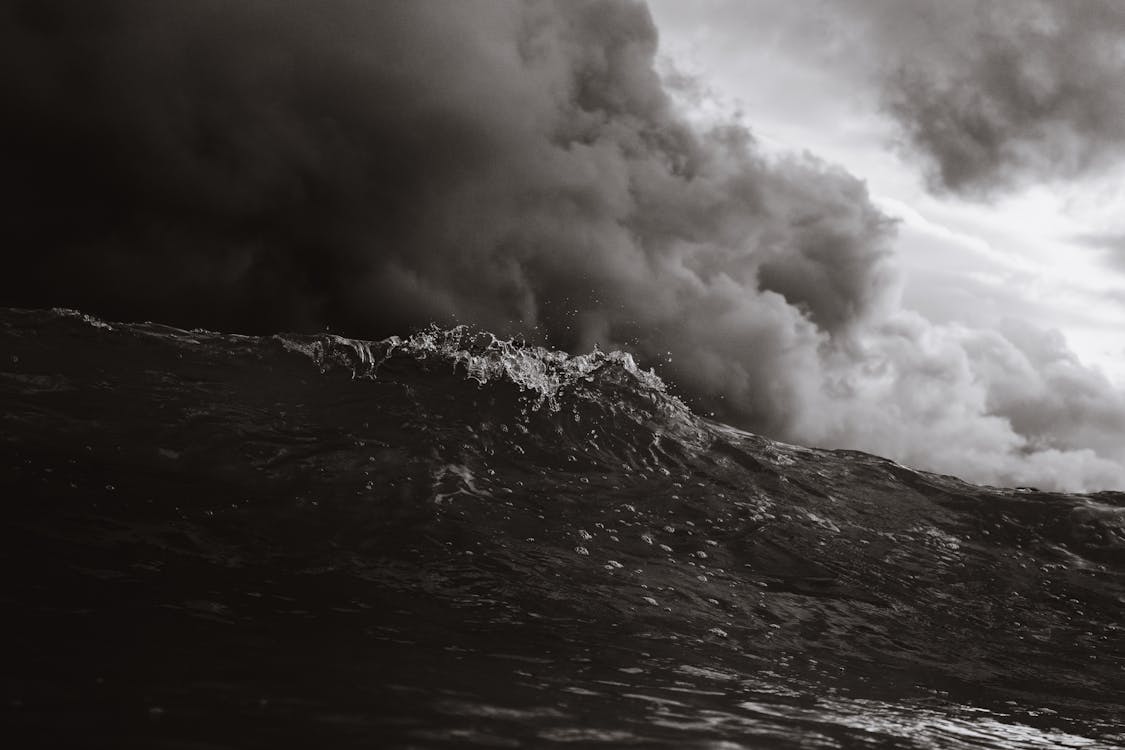 Gratis arkivbilde med bølger, hav, hav svart og hvitt