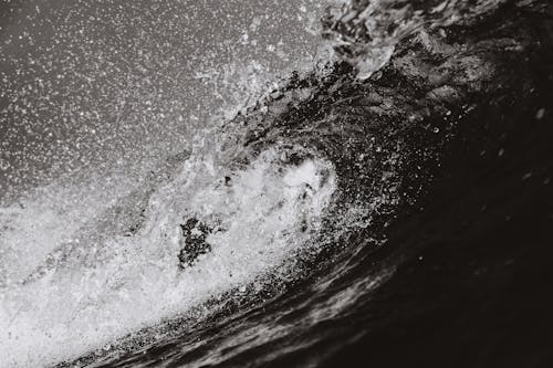 海の波のグレースケール写真