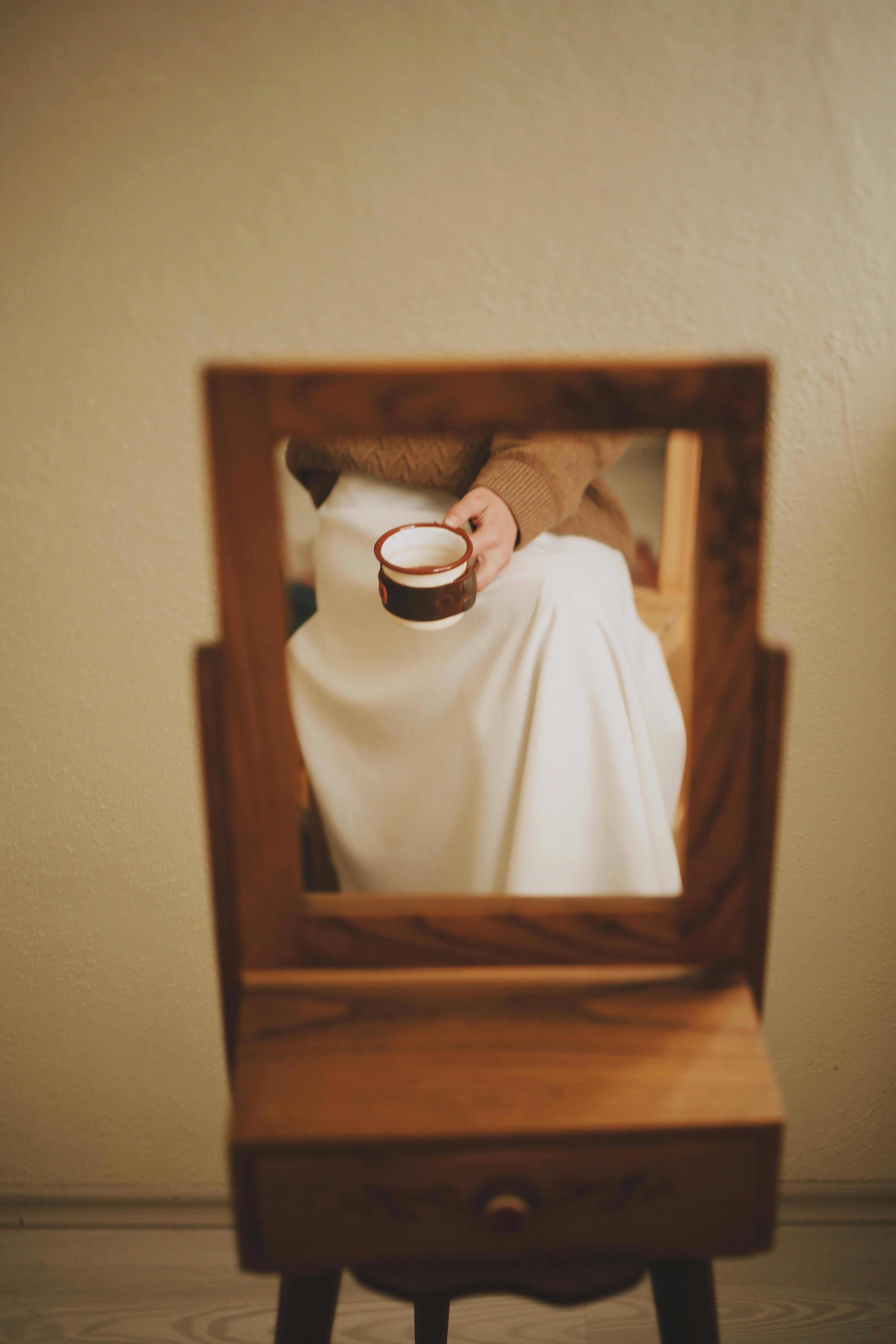 Foto de stock gratuita sobre beber, copa, espejo, mano, reflejo