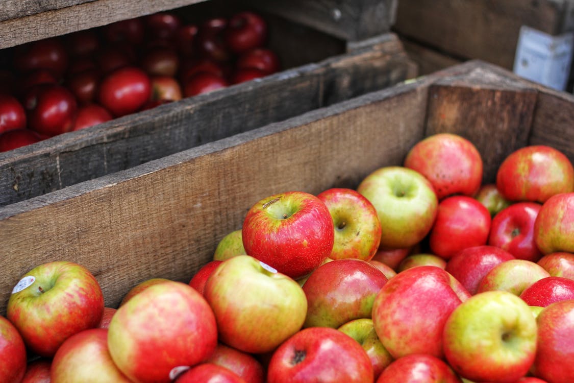 Free Red-and-green Apples in Brown Wooden Box Stock Photo