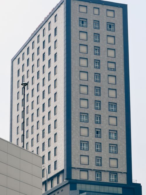 Free Vertical shot of a tall hotel building exterior in Gaziantep, Turkey. Stock Photo
