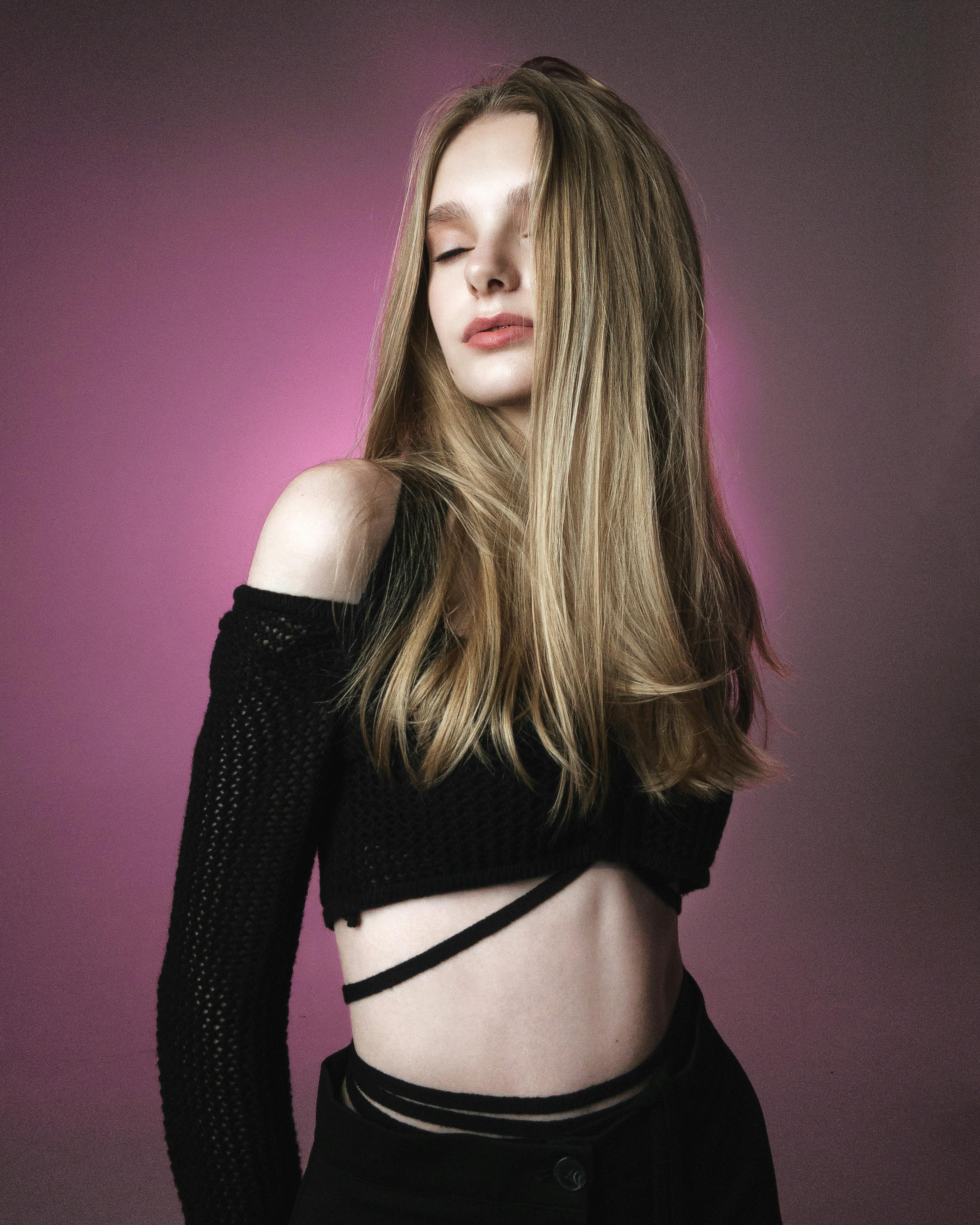 Gratis Retrato De Mujer Rubia Vestida De Negro  Foto de stock