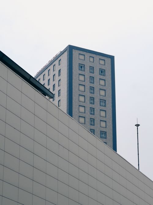 Free Low-angle view of a modern high-rise building against an overcast sky in Gaziantep. Stock Photo