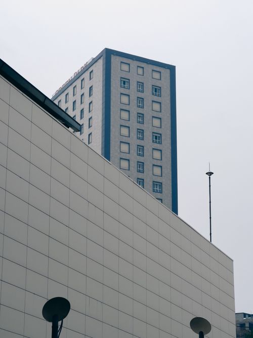 Free Low angle shot of a modern high-rise building on an overcast day with architectural details. Stock Photo