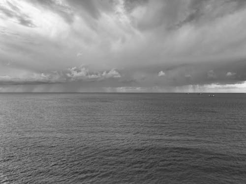 Photos gratuites de ciel nuageux, échelle des gris, embarcations