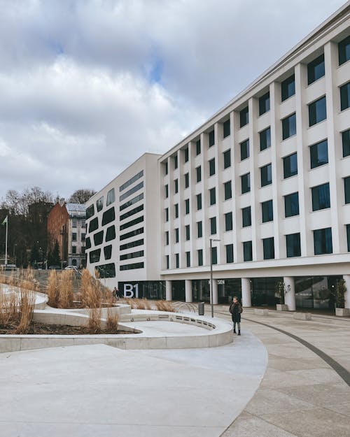 Fotobanka s bezplatnými fotkami na tému administratívna budova, chôdza, mesta