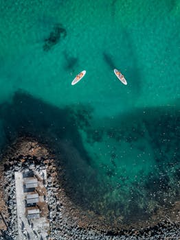 令人惊叹的航拍照片显示，皮划艇运动员正在悉尼岩石海岸线清澈的水域中航行