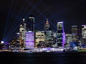 悉尼的天际线在夜间充满活力，现代建筑与明亮的城市灯光交相辉映