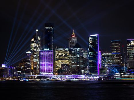 悉尼的天际线在夜间充满活力，现代建筑与明亮的城市灯光交相辉映