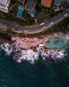 航拍镜头令人惊叹地捕捉到了澳大利亚新南威尔士州勃朗特的海岸、道路和海洋