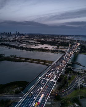 黄昏时分，从空中俯瞰西门桥和繁华的高速公路，墨尔本的城市景观尽收眼底