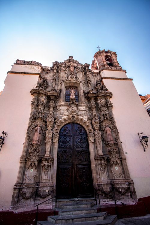 Free Detailed view of an ornate Baroque church facade in Guanajuato, showcasing intricate architectural designs. Stock Photo