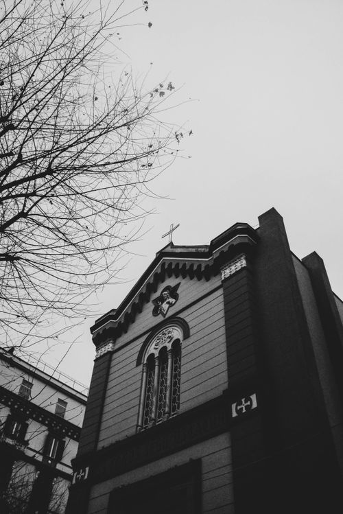 Free Dramatic black and white photo of a church facade in Naples, highlighting its architectural details. Stock Photo