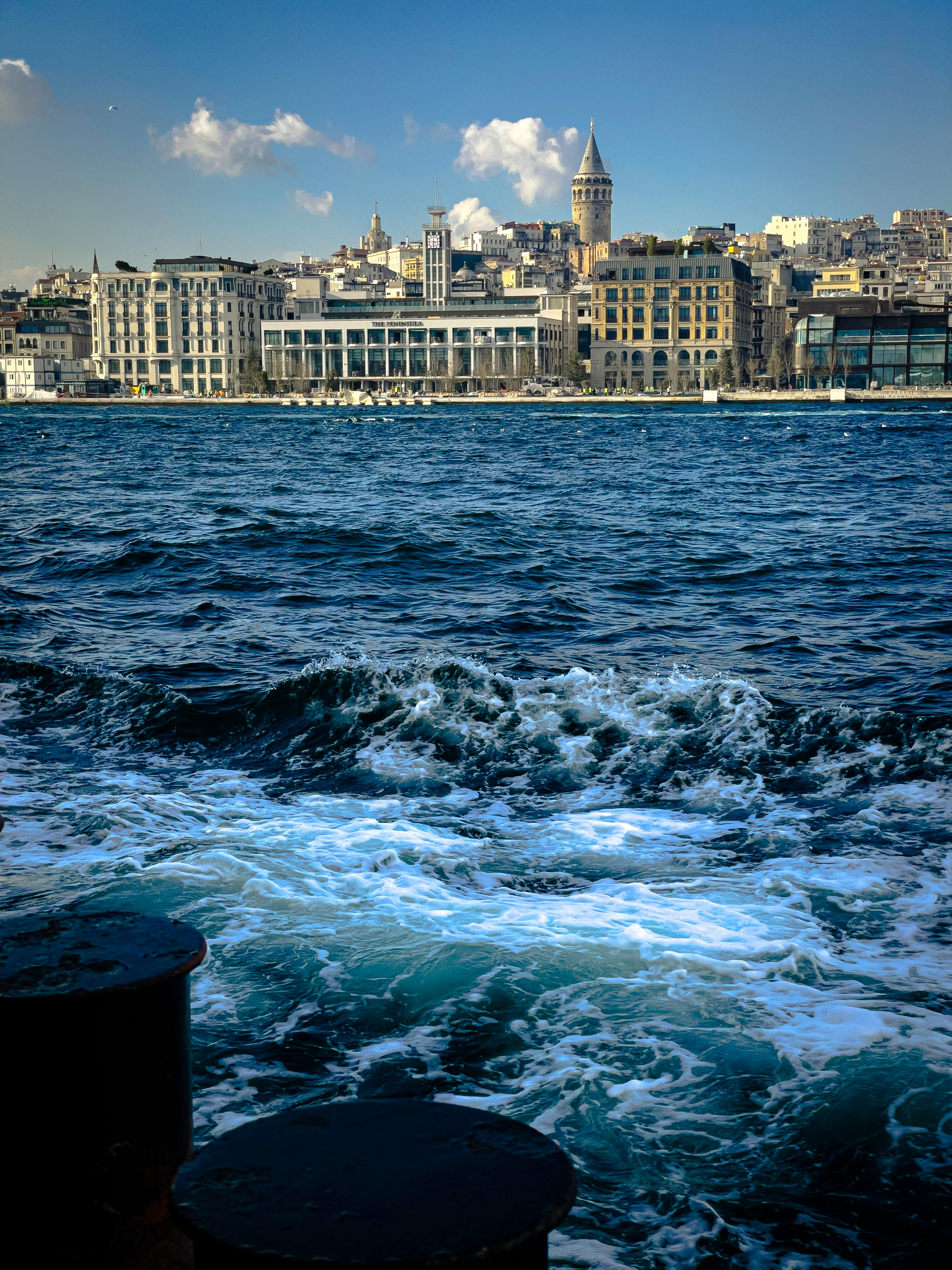 City at Waterfront · Free Stock Photo