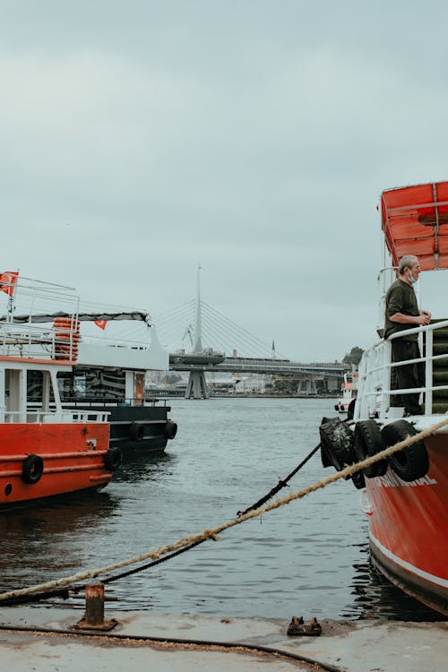 Gratis stockfoto met aangemeerd, boten, brug