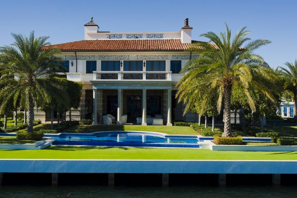 Elegant tropical villa Fort Lauderdale with impact windows