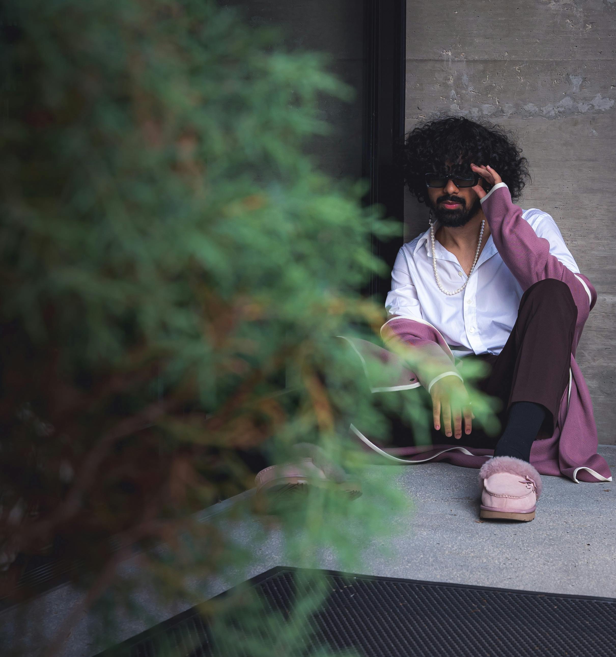 Gratuit Jeune Homme Assis Près Du Mur En Tenue Décontractée Photos