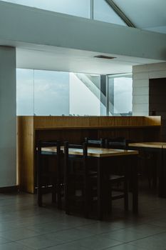 A minimalist dining area in Rosario, Argentina featuring wooden furniture and a bright interior.